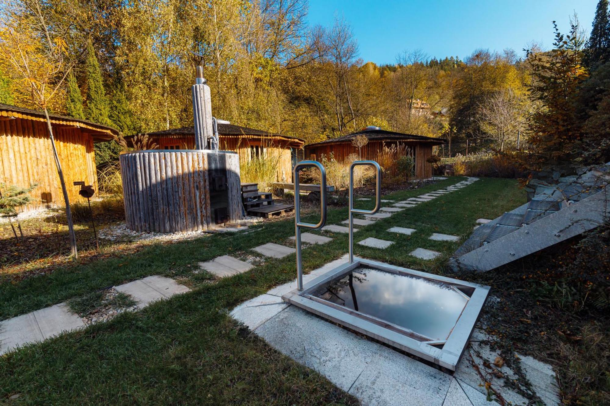 Glamp V Hluboke - Yurts And Wooden Houses Vsetín Exterior foto