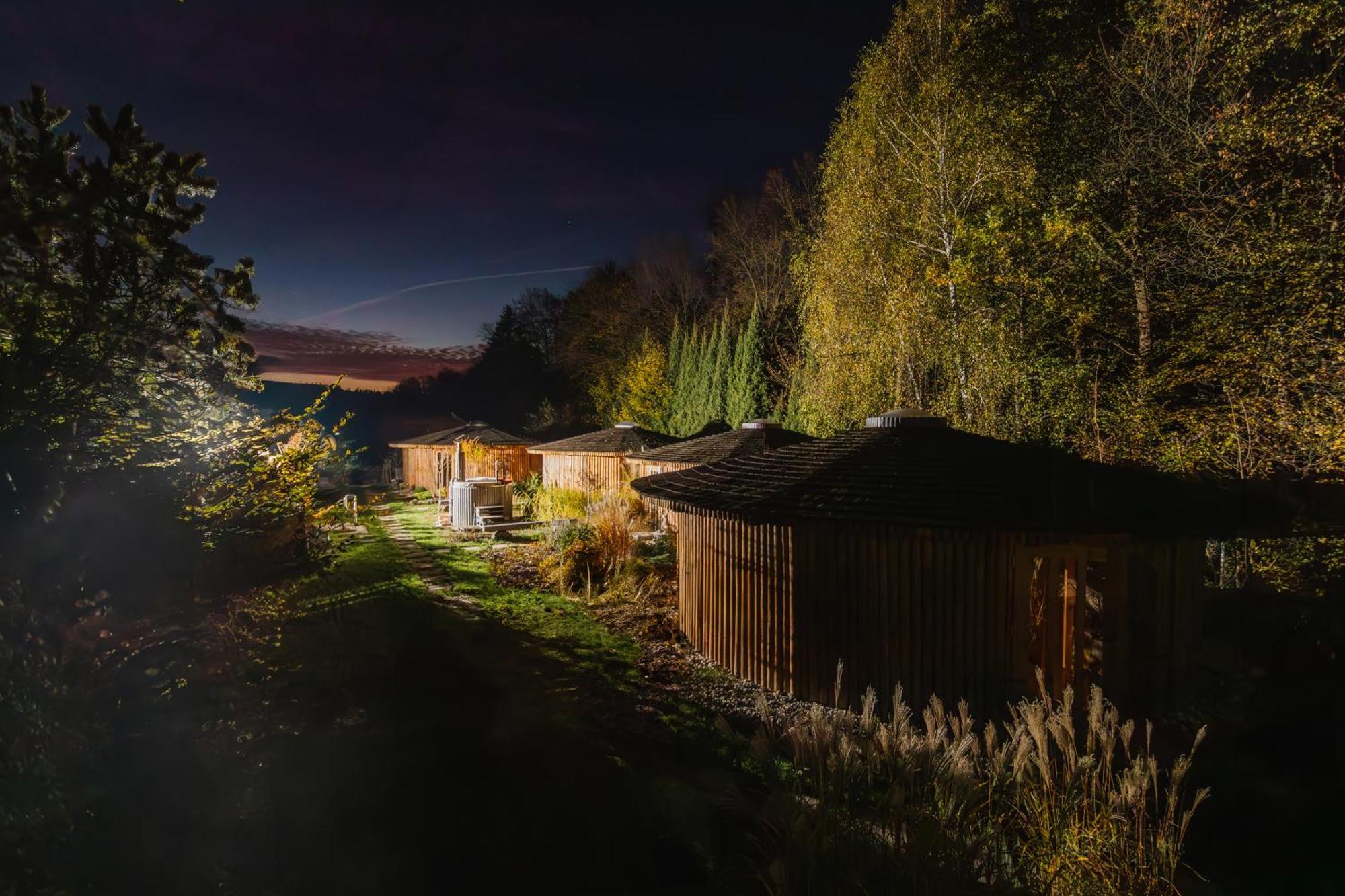 Glamp V Hluboke - Yurts And Wooden Houses Vsetín Exterior foto