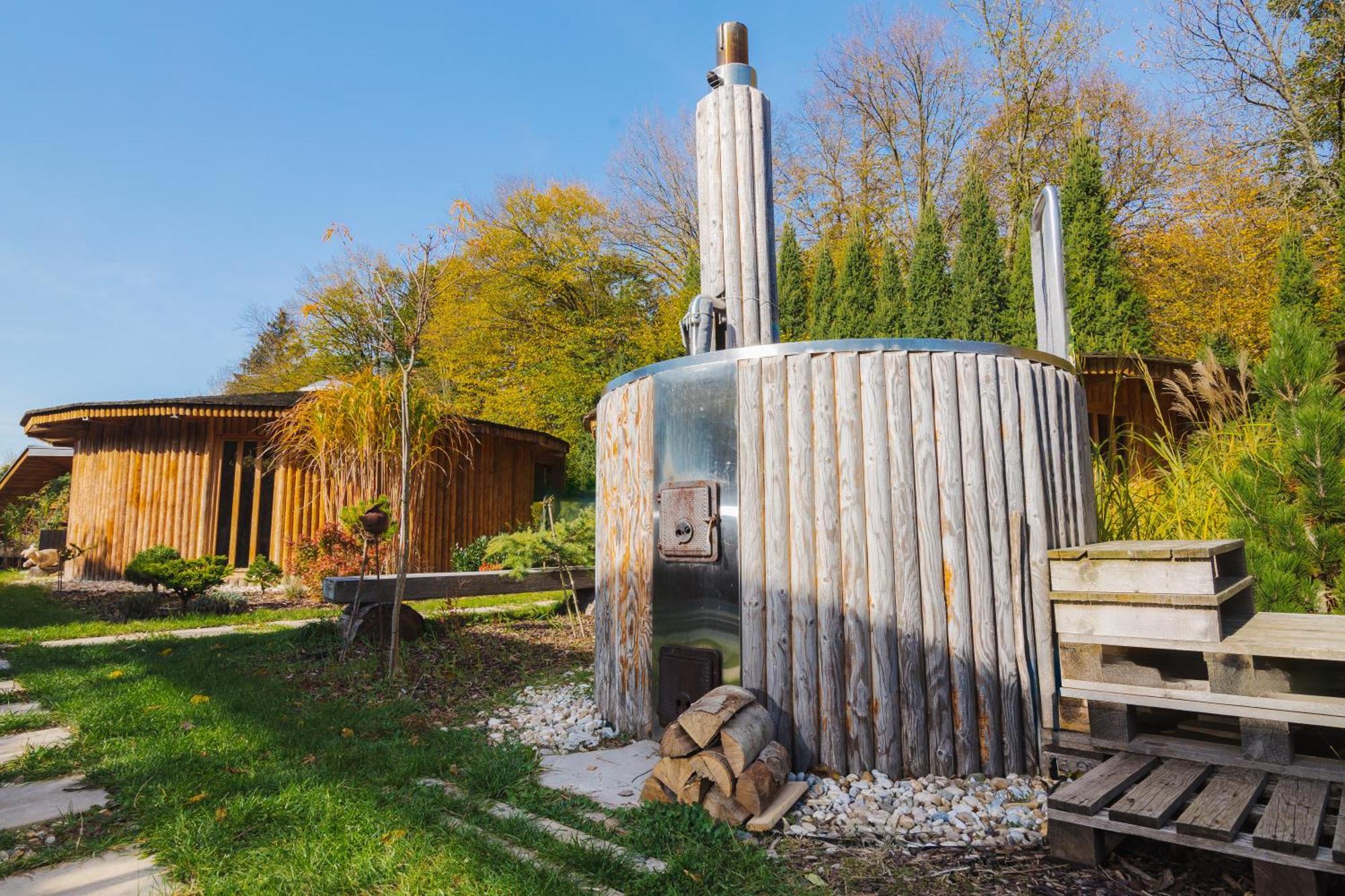 Glamp V Hluboke - Yurts And Wooden Houses Vsetín Exterior foto