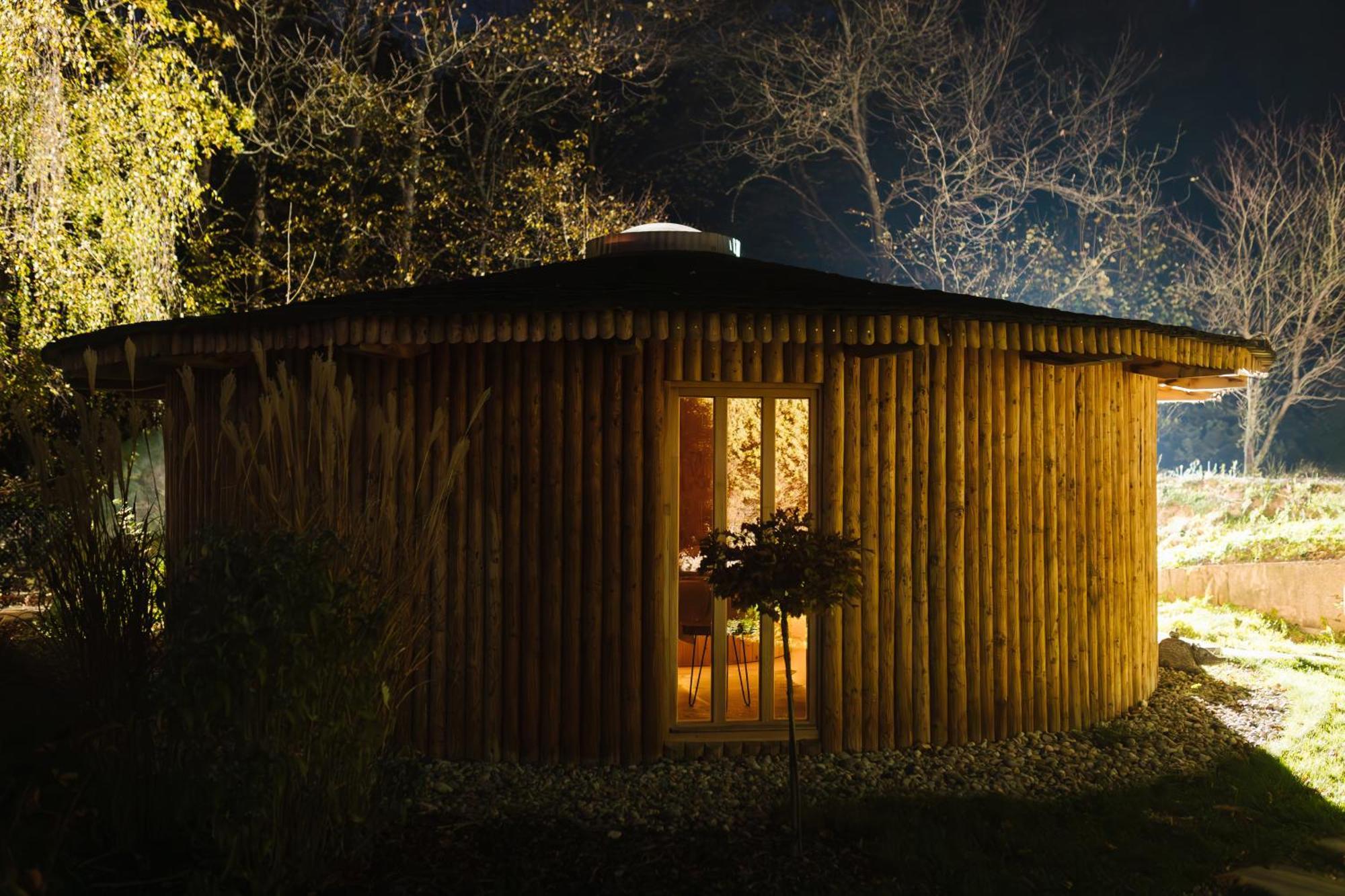 Glamp V Hluboke - Yurts And Wooden Houses Vsetín Exterior foto
