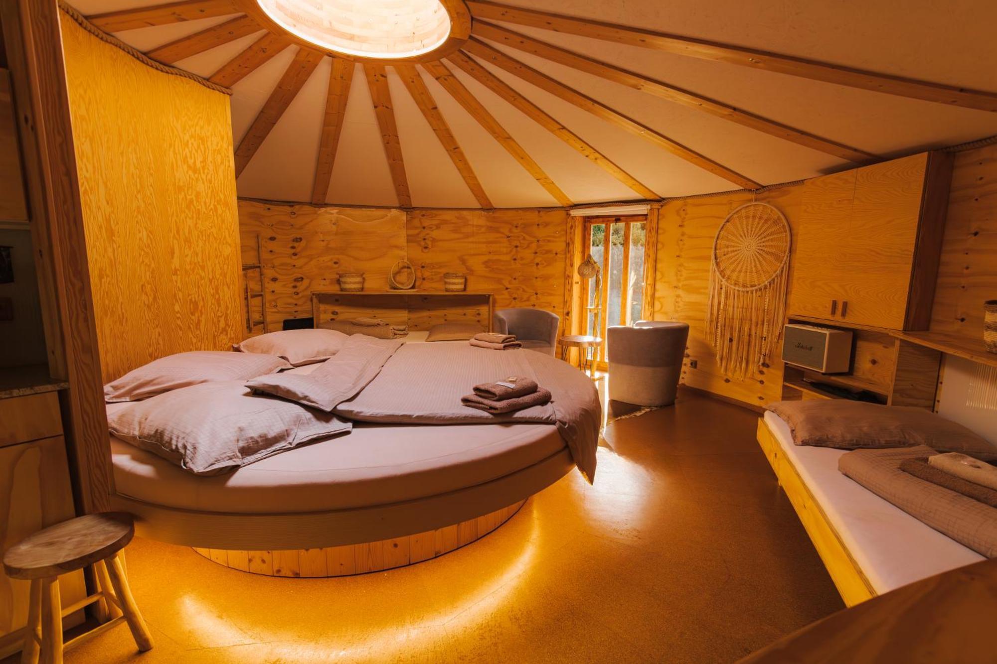 Glamp V Hluboke - Yurts And Wooden Houses Vsetín Exterior foto